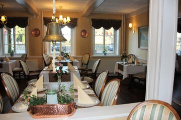 Couples dining
