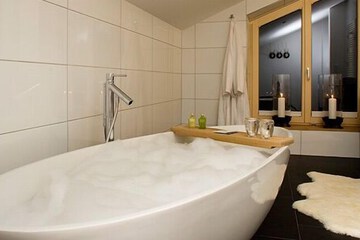 Deep soaking bathtub