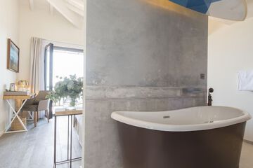Deep soaking bathtub