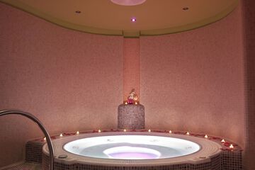 Indoor spa tub