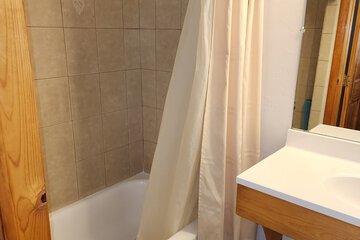 Deep soaking bathtub