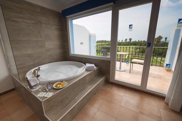 Deep soaking bathtub