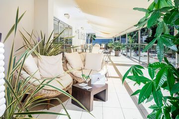 Lobby lounge