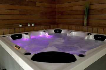 Indoor spa tub