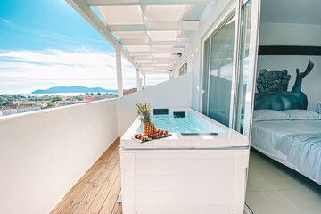 Private spa tub