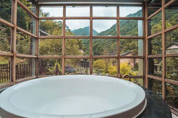 Deep soaking bathtub