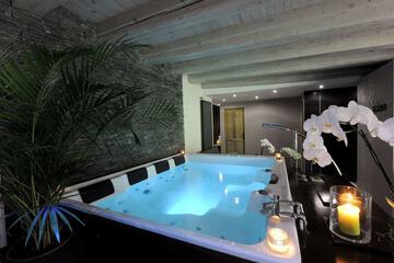 Indoor spa tub