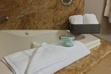 Deep soaking bathtub