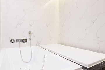 Deep soaking bathtub