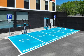 Electric vehicle charging station