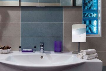 Bathroom sink