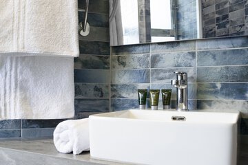 Bathroom sink