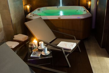 Indoor spa tub