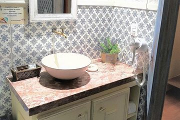 Bathroom sink