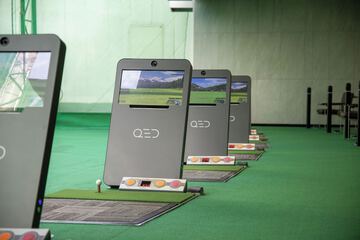Indoor golf driving range