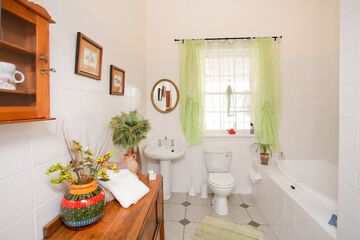 Deep soaking bathtub