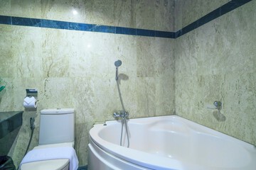Deep soaking bathtub