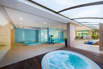 Indoor spa tub