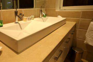 Bathroom sink