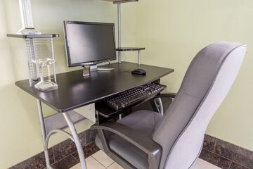 Indoor golf driving range