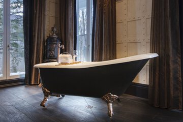 Deep soaking bathtub