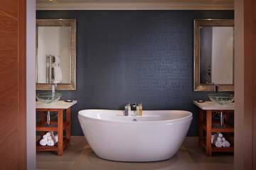 Deep soaking bathtub