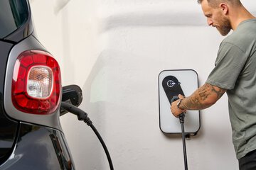 Electric vehicle charging station