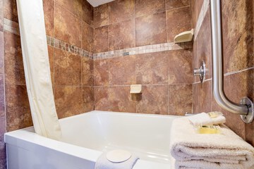 Deep soaking bathtub