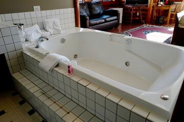 Jetted tub