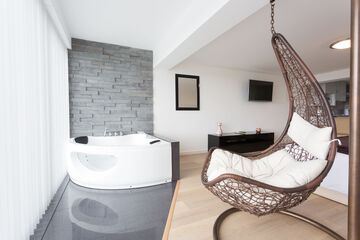 Private spa tub