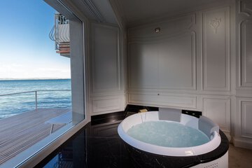 Jetted tub