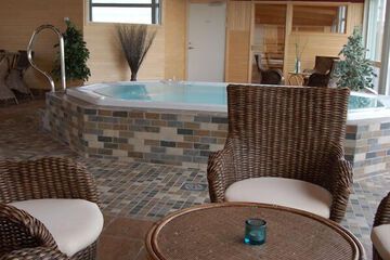 Indoor spa tub
