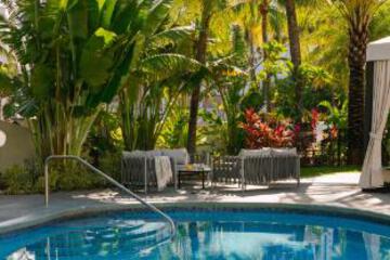 Swimming pool [outdoor]