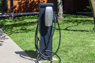 Electric vehicle charging station