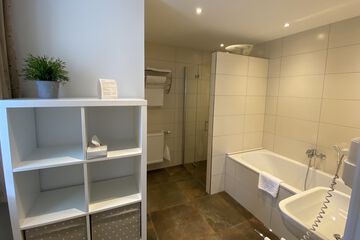Deep soaking bathtub