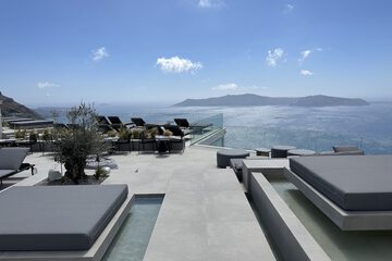 Indoor/outdoor pool