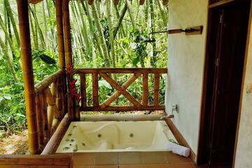 Deep soaking bathtub