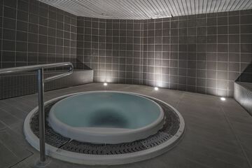Indoor spa tub