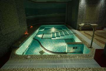 Indoor spa tub