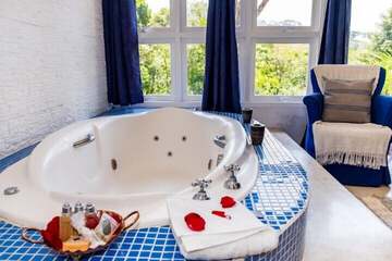 Indoor spa tub
