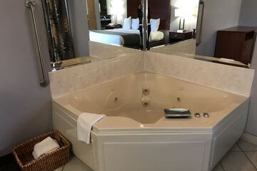 Deep soaking bathtub