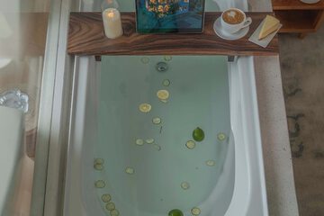 Deep soaking bathtub