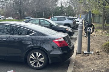 Electric vehicle charging station