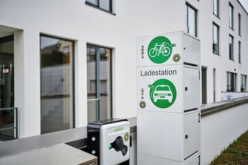 Electric vehicle charging station