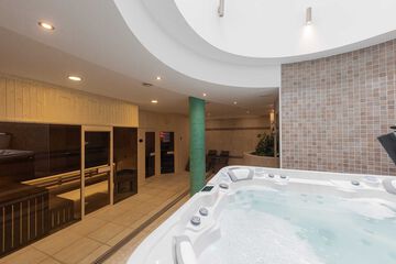 Indoor spa tub