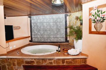 Deep soaking bathtub