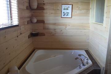 Deep soaking bathtub