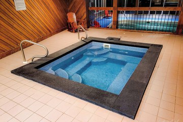 Indoor spa tub