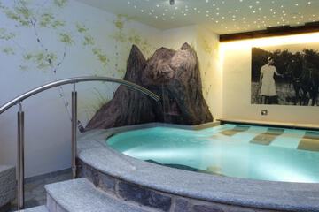 Indoor spa tub