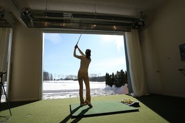 Indoor golf driving range